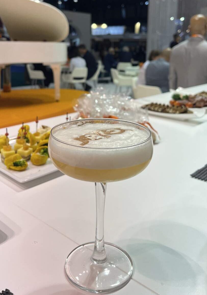 Cocktail personnalisé avec le logo Jetex lors du salon EBACE 2024